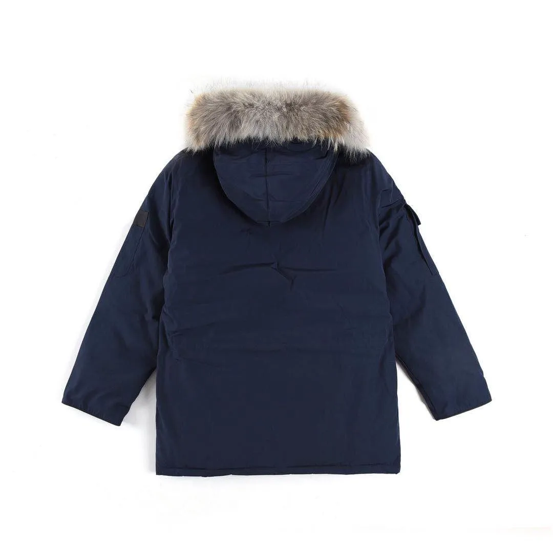 P780 with dust bag) Canada Goose Canada Goose #Expedition expedition parka classic down jacket ➖ Imported 21-count polyester-cotton blended original fabric [last year’s 16-count/18-count hard fabrics have been completely eliminated, this year all use 21-count genuine synchronized fabrics, the soft mid-band feels delicate and textured], genuine synchronized Feather-Light 10D waterproof coated fabric, made of 84.5% polyester fiber and 15.5% cotton, 100% the best feel in the entire network! ➖ The genuine official website is synchronized with the national standard 80 white duck down, you can check the official website customer service, there will never be a series of misleading claims such as 90 down or goose down! ➖ Using the best nylon lining with double double-layer sealing design, velvet-proof No. 7 needle + grid-filled down ready-made garments, there is 100% no so-called velvet running! ➖ The cuffs are designed with thickened seamless threads, and the collar and pockets are lined with top-quality polar fleece to keep you warm and comfortable! ➖ Yoshida YKK provides original custom-made electroplated sliders. YKK two-way lockable zippers are tight and smooth and will not peel off paint! ➖ 3M composite guarantees that the Velcro is the same as the original, durable, and all accessories and hardware are custom-made! ➖ Imported BEHRINGER embroidery machine to customize the 10,000-needle embroidery logo, 98% of which can be reproduced to restore the original logo. You can check and compare on the official website! ➖ The fur collars are all made of large pieces of Western Canadian blue wolf hide, ensuring that each fur collar is 13-15cm wide! 08 models for men and women SIZE: XS S M L XL XXL